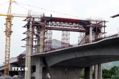 Thi công xây cầu Tân Lang. (Ảnh: Nguyễn Chinh/TTXVN)