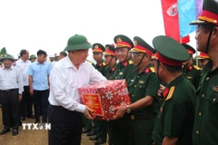 Tổng Bí thư Tô Lâm trao quà đến các đơn vị thi công công trình nhân chuyến thăm, làm việc tại tại Hòn Khoai, tỉnh Cà Mau. (Ảnh: Chanh Đa/TTXVN)