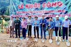 Đại diện lãnh đạo cấp ủy, chính quyền địa phương, đơn vị thi công, ban ngành đoàn thể xã và các đơn vị thực hiện nghi thức động thổ khởi công xây dựng công trình Dự án Khu tái định cư tập trung tại bản Phá Mựt (xã Nhôn Mai, tỉnh Nghệ An). (Ảnh: TTXVN phát)