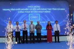 Lãnh đạo tỉnh Cà Mau thực hiện nghi thức bấm nút khai trương Trung tâm khởi nghiệp và đổi mới sáng tạo Cà Mau. (Ảnh: Tuấn Kiệt/TTXVN)