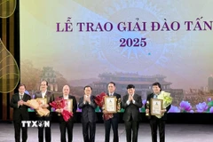 Ban tổ chức trao Giải “Tác phẩm xuất sắc” cho 4 tác phẩm sân khấu. (Ảnh: Phương Lan/TTXVN)