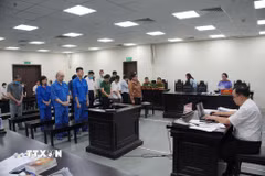 Các bị cáo nghe đại diện Viện Kiểm sát công bố bản cáo trạng. (Ảnh: Kim Anh/TTXVN)