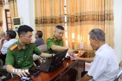 Việc thu nhận mẫu sinh phẩm tại xã Diễn Châu được thực hiện theo đúng quy định, ưu tiên lấy mẫu ADN theo dòng họ ngoại nhằm bảo đảm độ chính xác trong đối sánh. (Ảnh: Bích Huệ/TTXVN)