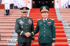 Đại tướng Nguyễn Tân Cương, Tổng Tham mưu trưởng Quân đội Nhân dân Việt Nam, Thứ trưởng Bộ Quốc phòng và Đại tướng Romeo Brawner Junior Tham mưu trưởng Lực lượng vũ trang Philippines tại lễ đón. (Ảnh: An Đăng/TTXVN)