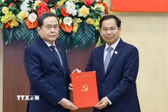 Chủ tịch Quốc hội Trần Thanh Mẫn trao Quyết định Phó Bí thư Đảng uỷ Quốc hội cho Tổng thư ký Quốc hội, Chủ nhiệm Văn phòng Quốc hội Lê Quang Mạnh. (Ảnh: Doãn Tấn/TTXVN)