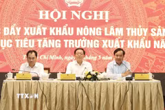 Phó Thủ tướng Chính phủ Hồ Quốc Dũng và Lãnh đạo Bộ Nông nghiệp và Môi trường chủ trì hội nghị. (Ảnh Xuân Anh/TTXVN)