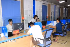 Người dân đến làm thủ tục hành chính tại phường Yên Bái. (Ảnh: Đinh Thùy/TTXVN)