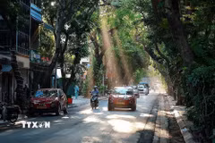 Theo Trung tâm Dự báo Khí tượng Thủy văn Quốc gia, ngày 27/5, tại Hà Nội, nhiệt độ cao nhất phổ biến 39-40 độ C, có nơi trên 40 độ C. (Ảnh: Phạm Tuấn Anh/TTXVN)