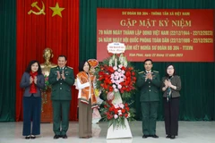 Lãnh đạo Thông tấn xã Việt Nam tặng hoa chúc mừng Sư đoàn 304 tại buổi Gặp mặt truyền thống kỷ niệm 63 năm kết nghĩa Sư đoàn 304- Thông tấn xã Việt Nam. (Ảnh: An Đăng/TTXVN)
