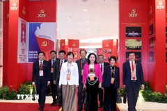 Các đại biểu đến dự phiên thảo luận tại hội trường về các văn kiện Đại hội, chiều 21/1. (Ảnh: TTXVN)