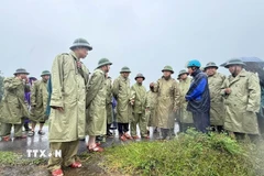 Phó Thủ tướng Chính phủ Trần Hồng Hà trực tiếp kiểm tra công tác phòng chống bão số 3 tại cống Quanh (xã Xuân Lập). (Ảnh: Việt Hoàng/ TTXVN)