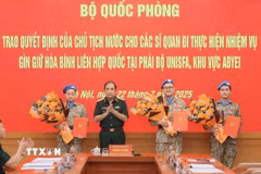 Thượng tướng Phùng Sĩ Tấn, Phó Tổng tham mưu trưởng Quân đội Nhân dân Việt Nam trao quyết định cho các sỹ quan đi thực hiện nhiệm vụ. (Ảnh: An Đăng/TTXVN)