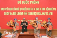 Thượng tướng Phùng Sĩ Tấn, Phó Tổng tham mưu trưởng Quân đội Nhân dân Việt Nam trao quyết định cho các sỹ quan đi thực hiện nhiệm vụ. (Ảnh: An Đăng/TTXVN)