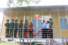 Thực hiện nghi thức khánh thành và bàn giao nhà cho gia đình ông Hồ Văn Bôn, xã Đakrông, tỉnh Quảng Trị. (Ảnh: Tường Vi/TTXVN)