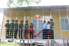 Thực hiện nghi thức khánh thành và bàn giao nhà cho gia đình ông Hồ Văn Bôn, xã Đakrông, tỉnh Quảng Trị. (Ảnh: Tường Vi/TTXVN)