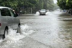 Tuyến đường Dương Đình Nghệ, phường Hạc Thành, tỉnh Thanh Hóa bị ngập kéo dài. (Ảnh: Việt Hoàng/TTXVN)