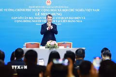 Thủ tướng Lê Minh Hưng gặp cán bộ, nhân viên các cơ quan đại diện và cộng đồng người Việt Nam tại Liên bang Nga. (Ảnh: Dương Giang/TTXVN)