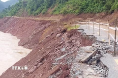 Một điểm sạt lở khiến nền đường Quốc lộ 16 hư hỏng nặng không thể di chuyển. (Ảnh: Văn Tý/TTXVN)