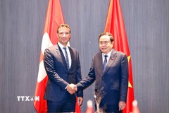 Chủ tịch Quốc hội Trần Thanh Mẫn hội kiến Chủ tịch Thượng viện Thụy Sĩ Andrea Caroni. (Ảnh: Doãn Tấn/ TTXVN)
