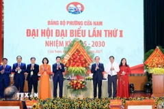 Phó Bí thư Thành ủy, Chủ tịch Hội đồng Nhân dân thành phố Hà Nội Nguyễn Ngọc Tuấn tặng hoa chúc mừng Đại hội đại biểu Đảng bộ phường Cửa Nam (Hà Nội) nhiệm kỳ 2025-2030. (Ảnh: Nguyễn Cúc/TTXVN)