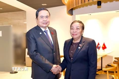 Chủ tịch Quốc hội Trần Thanh Mẫn gặp Phó Chủ tịch Quốc hội Lào Sounthone Xayachak. (Ảnh: Doãn Tấn/TTXVN)