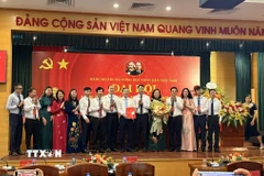 Đồng chí Ngô Văn Cương, Phó Bí thư Đảng ủy Mặt trận Tổ quốc, các đoàn thể Trung ương trao Quyết định Chỉ định và tặng hoa chúc mừng Ban Chấp hành Đảng bộ Trung ương Hội Nông dân Việt Nam ra mắt Đại hội. (Ảnh: Ngọc Bích/TTXVN)