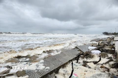 Trong chiều 22/10, bờ biển thành phố Huế có sóng lớn, dâng cao. (Ảnh: Mai Trang/TTXVN)