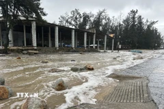 Nước biển tràn vào các tuyến đường khu vực bãi biển Thuận An (Huế). (Ảnh: Mai Trang/TTXVN)