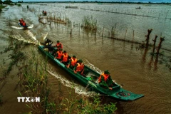 Cán bộ, chiến sỹ đồn Biên phòng Vĩnh Nguơn (Ban Chỉ huy Bộ đội Biên phòng tỉnh An Giang) phối hợp các lực lượng tuần tra kiểm soát biên giới trong mùa nước nổi. (Ảnh: Công Mạo/TTXVN)