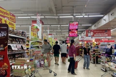 Người dân Đà Nẵng mua sắm tại siêu thị. (Ảnh: Khoa Chương/TTXVN)