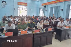 Đông đảo người dân xã Ngọk Bay, tỉnh Quảng Ngãi đến buổi đối thoại trực tiếp với Bí thư Đảng ủy xã để nêu ý kiến về vấn đề thu mua mía trên địa bàn. (Ảnh: Dư Toán/TTXVN)