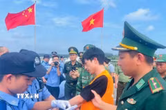 Trao trả các công dân Trung Quốc vi phạm pháp luật Việt Nam cho cơ quan chức năng Trung Quốc. (Ảnh: TTXVN phát)
