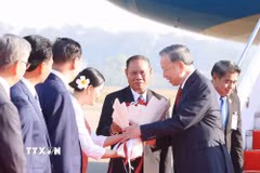 Tổng Bí thư Tô Lâm đến Thủ đô Vientiane, bắt đầu chuyến thăm cấp Nhà nước tới Cộng hòa Dân chủ Nhân dân Lào. (Ảnh: Thống Nhất/TTXVN)