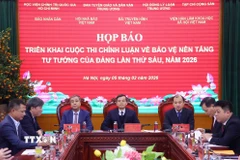 Phó Giáo sư, tiến sỹ Đoàn Minh Huấn, Ủy viên Bộ Chính trị, Giám đốc Học viện Chính trị Quốc gia Hồ Chí Minh, Phó Trưởng Ban Chỉ đạo 35 Trung ương, Trưởng Ban Chỉ đạo Cuộc thi và các đại biểu chủ trì buổi họp báo. (Ảnh: Văn Điệp/TTXVN)