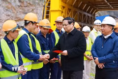 Thủ tướng Phạm Minh Chính chúc Tết công nhân thi công dự án tuyến đường cao tốc Đồng Đăng-Trà Lĩnh đoạn qua huyện Thạch An (Cao Bằng). (Ảnh: Dương Giang/TTXVN)