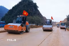 Các đơn vị thi công dự án tuyến đường cao tốc Đồng Đăng-Trà Lĩnh tại đoạn Thạch An, Cao Bằng. (Ảnh: Dương Giang/TTXVN)