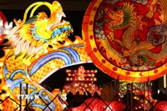 Đèn lồng được thắp sáng rực rỡ dịp tết Nguyên đán tại tỉnh Hà Nam, Trung Quốc. (Ảnh: THX/TTXVN)