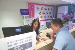 Một nhân viên của cửa hàng bách hóa ở Bắc Kinh giúp một du khách nước ngoài hoàn thuế. (Nguồn: Xinhua)