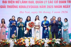 Thủ tướng Phạm Minh Chính trao Giải thưởng Kovalevskaia năm 2025 cho Tập thể các nhà khoa học nữ với cụm công trình "Ứng dụng xúc tác sinh học nâng cao giá trị nông sản Việt" thuộc Khoa kỹ thuật Thực phẩm, Trường Hóa và Khoa học sự sống, Đại học Bách khoa Hà Nội. (Ảnh: Dương Giang/TTXVN)