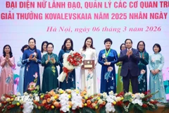 Thủ tướng Phạm Minh Chính trao Giải thưởng Kovalevskaia năm 2025 cho Tập thể các nhà khoa học nữ với cụm công trình "Ứng dụng xúc tác sinh học nâng cao giá trị nông sản Việt" thuộc Khoa kỹ thuật Thực phẩm, Trường Hóa và Khoa học sự sống, Đại học Bách khoa Hà Nội. (Ảnh: Dương Giang/TTXVN)