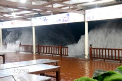 Sóng biển ập vào khu vực phường Mũi Né (Lâm Đồng) làm hư hỏng, sạt lở nghiêm trọng một đoạn kè biển và ảnh hưởng nhà dân. (Ảnh: Nguyễn Thanh/TTXVN)