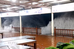 Sóng biển ập vào khu vực phường Mũi Né (Lâm Đồng) làm hư hỏng, sạt lở nghiêm trọng một đoạn kè biển và ảnh hưởng nhà dân. (Ảnh: Nguyễn Thanh/TTXVN)