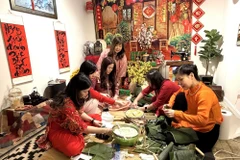 Gói bánh chưng trong không gian đậm sắc truyền thống Tết cổ truyền tại bang Virginia (Mỹ). (Ảnh: Ngọc Quang/TTXVN)