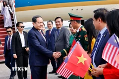 Lễ đón Chủ tịch Quốc hội Trần Thanh Mẫn và Phu nhân tại Sân bay quốc tế Bunga Raya Complex, thủ đô Kuala Lumpur. (Ảnh: Doãn Tấn/TTXVN)