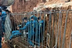 Nhiều người tìm kiếm nạn nhân bị vùi lấp.