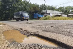 Đường ĐT.759 tại đoạn thuộc thôn 2, xã Đa Kia bị xuống cấp với nhiều “ổ gà”, “ổ voi”. (Ảnh: K GỬIH/TTXVN)
