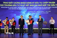 Lễ trao Giấy chứng nhận đăng ký đầu tư, chấp thuận chủ trương đầu tư ở Quảng Ninh. (Ảnh: Văn Đức/TTXVN)