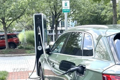 Một xe EV tại trạm sạc ở Mỹ. (Ảnh: Ngọc Quang/TTXVN)