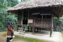 Di tích lán Khuôn Tát, nơi Chủ tịch Hồ Chí Minh sống và làm việc tại An toàn khu Định Hóa (Thái Nguyên) trong cuộc kháng chiến chống Pháp giai đoạn 1947- 1954. (Ảnh: Hoàng Nguyên/TTXVN)