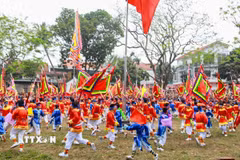 Đoàn rước gồm hơn 500 người tất cả đều là nam giới trong làng. Đi đầu là đội múa cờ, cờ thần, trống tiền, hoa roi, quân nghiềm… gần cuối là hương án, kiệu văn, chốt đoàn là cờ hậu, trống hậu, lọng tất cả có đến 22 khối người với sắc phục riêng biệt. (Ảnh: Khánh Hòa/TTXVN)